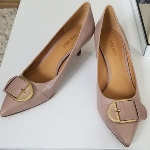 Nine West nude kitten heel buckle pumps - sz 9
